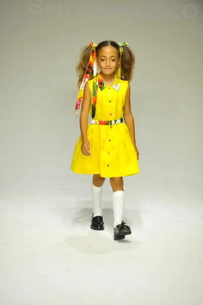 Modelo camina por la pasarela durante la vista previa de Alivia Simone en petite PARADE Kids Fashion Week —  Fotos de Stock