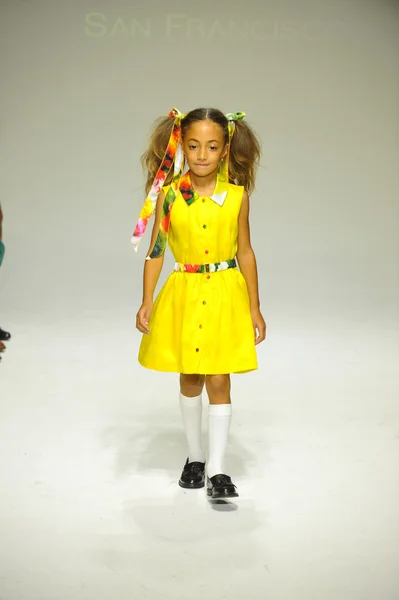 Modellen går på banan under Alivia Simones förhandsvisning på petite PARADE Kids Fashion Week — Stockfoto