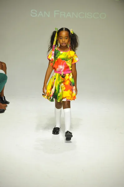 Model läuft während der Alivia Simone Preview auf der zierlichen PARADE Kids Fashion Week über den Laufsteg — Stockfoto