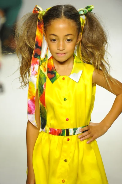 Modelo camina por la pasarela durante la vista previa de Alivia Simone en petite PARADE Kids Fashion Week —  Fotos de Stock