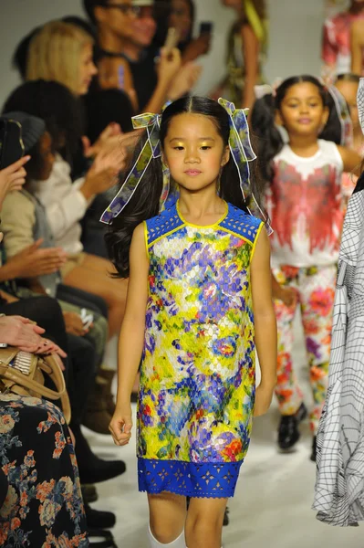 Models walk the runway finale during the Alivia Simone preview — Stock Photo, Image