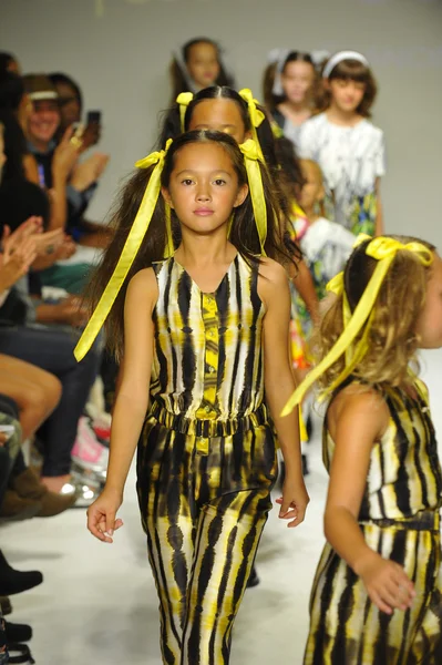 Modelos caminham no final da pista durante a visualização de Alivia Simone — Fotografia de Stock