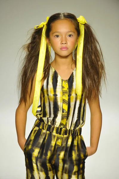 Modellen går på banan under Alivia Simones förhandsvisning på petite PARADE Kids Fashion Week — Stockfoto