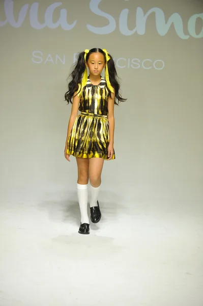 Model prochází dráhu během náhledu Alivia Simone na petite PARADE Kids Fashion Week — Stock fotografie