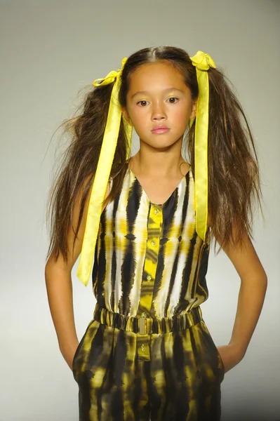 Modelo camina por la pasarela durante la vista previa de Alivia Simone en petite PARADE Kids Fashion Week — Foto de Stock
