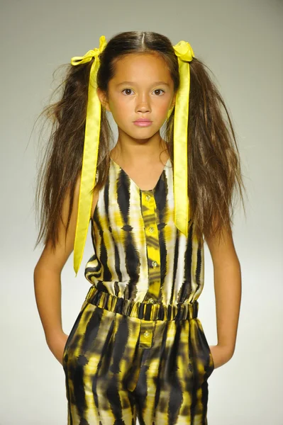 Model loopt de baan tijdens de Alivia Simone preview op petite PARADE Kids Fashion Week — Stockfoto