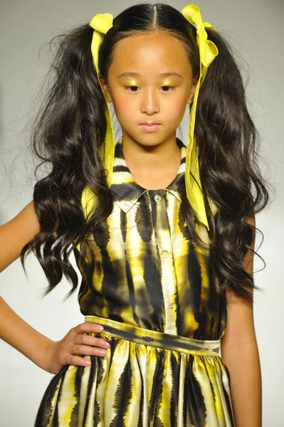 Le mannequin parcourt la piste lors de l'avant-première Alivia Simone lors de la petite PARADE Kids Fashion Week — Photo