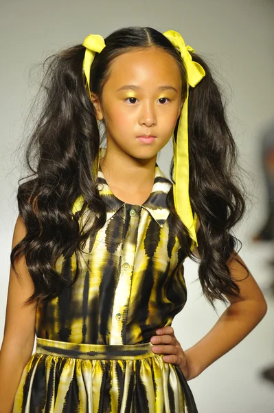 Modelo camina por la pasarela durante la vista previa de Alivia Simone en petite PARADE Kids Fashion Week — Foto de Stock