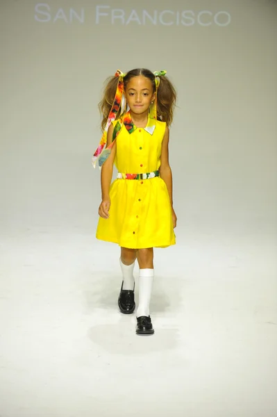 Model, Alivia Simone ön gösterimi sırasında küçük geçit töreninde podyumda yürüyor. — Stok fotoğraf
