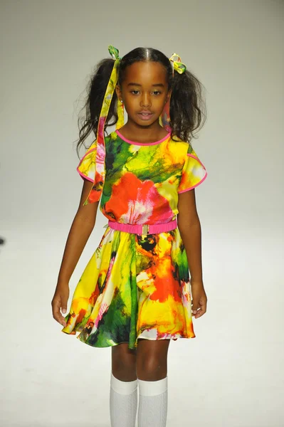 Modelo caminha na pista durante a pré-visualização de Alivia Simone no petite PARADE Kids Fashion Week — Fotografia de Stock