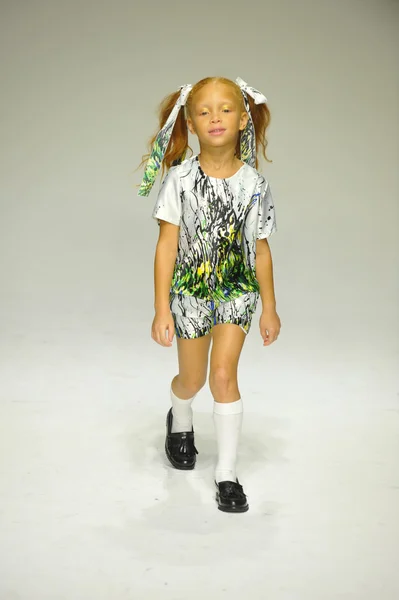 Modelo camina por la pasarela durante la vista previa de Alivia Simone en petite PARADE Kids Fashion Week —  Fotos de Stock