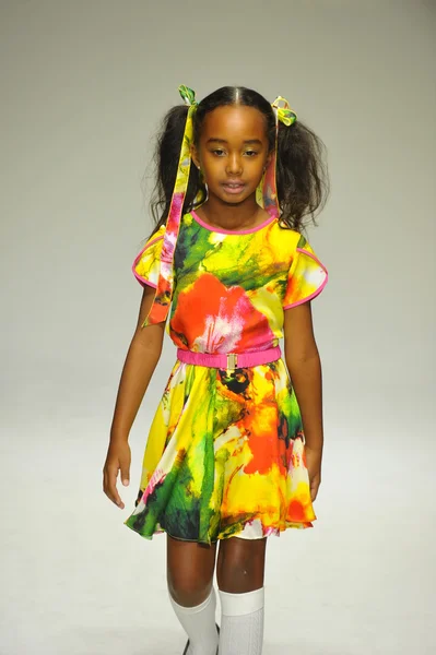 Modelo camina por la pasarela durante la vista previa de Alivia Simone en petite PARADE Kids Fashion Week — Foto de Stock