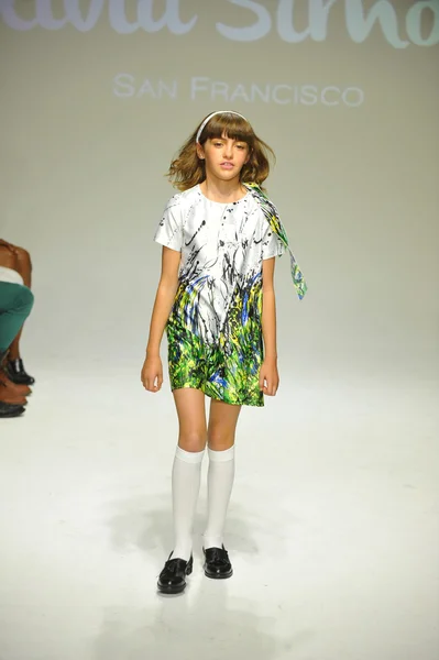 Modell sétál a kifutón alatt Alivia Simone előzetese a vékony PARADE Kids Fashion Week — Stock Fotó