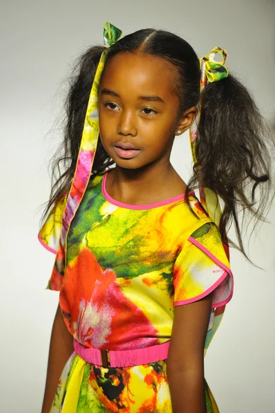 Model läuft während der Alivia Simone Preview auf der zierlichen PARADE Kids Fashion Week über den Laufsteg — Stockfoto
