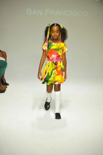 모델은 프로 페테 PARADE Kids Fashion Week 에서 Alivia Simone 프리뷰를 하는 동안 활주로를 걸어 다닌다. — 스톡 사진