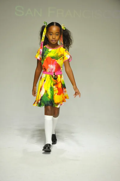 Model loopt de baan tijdens de Alivia Simone preview op petite PARADE Kids Fashion Week — Stockfoto