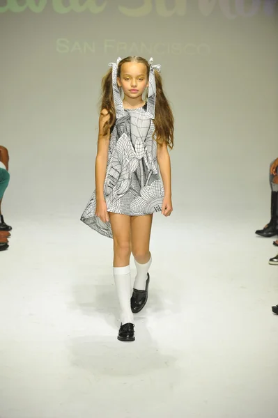 Model walks the runway during the Alivia Simone preview at petite PARADE Kids Fashion Week — Stock Photo, Image
