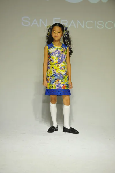 Модель ходит по взлетно-посадочной полосе во время предварительного показа Alivia Simone на Неделе детской моды в Парада — стоковое фото