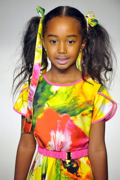 Model prochází dráhu během náhledu Alivia Simone na petite PARADE Kids Fashion Week — Stock fotografie