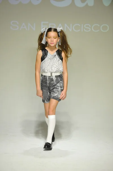 Model, Alivia Simone ön gösterimi sırasında küçük geçit töreninde podyumda yürüyor. — Stok fotoğraf