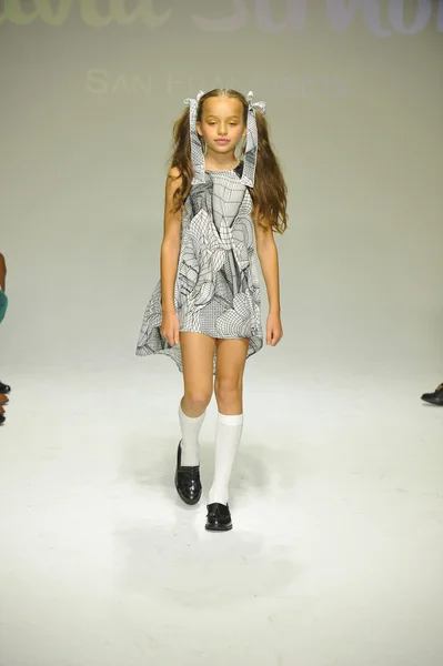 在小PARADE儿童时装周的Alivia Simone预展期间，模特漫步在跑道上 — 图库照片