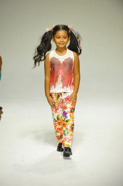 Model prochází dráhu během náhledu Alivia Simone na petite PARADE Kids Fashion Week — Stock fotografie