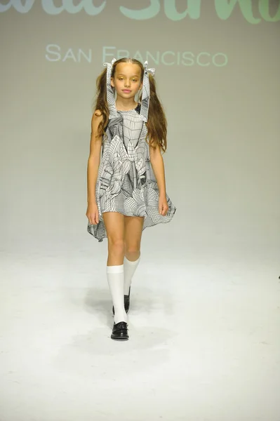 La modella percorre la passerella durante l'anteprima di Alivia Simone alla petite PARADE Kids Fashion Week — Foto Stock