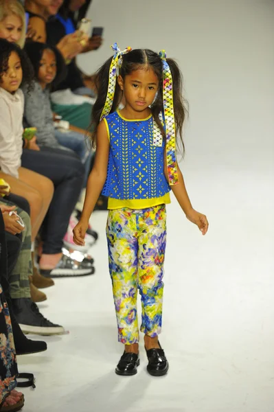 Model loopt de baan tijdens de Alivia Simone preview op petite PARADE Kids Fashion Week — Stockfoto