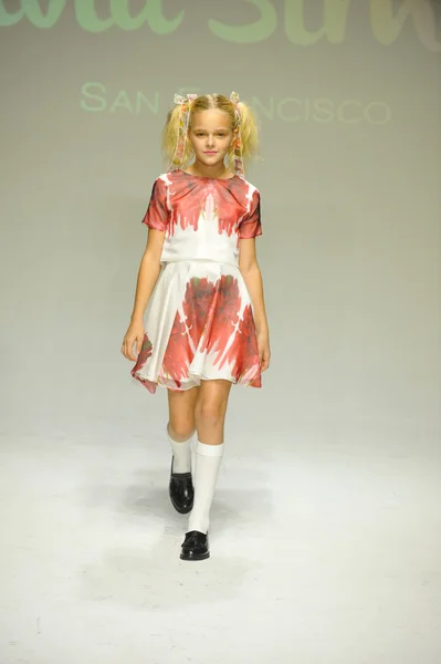 Modelo camina por la pasarela durante la vista previa de Alivia Simone en petite PARADE Kids Fashion Week — Foto de Stock