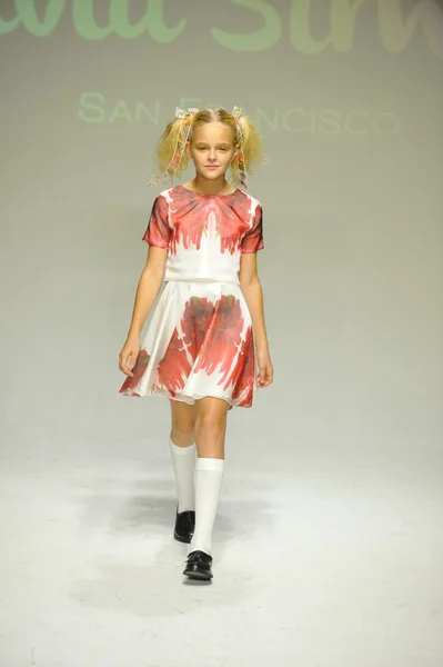 Modelo camina por la pasarela durante la vista previa de Alivia Simone en petite PARADE Kids Fashion Week —  Fotos de Stock