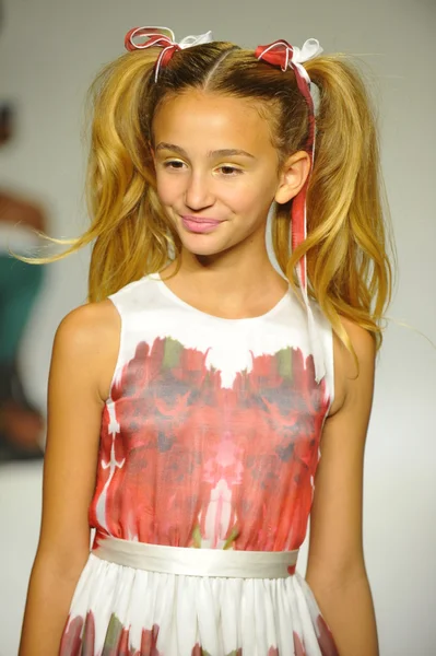Model prochází dráhu během náhledu Alivia Simone na petite PARADE Kids Fashion Week — Stock fotografie