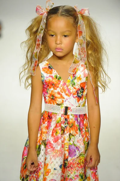 Modelo camina por la pasarela durante la vista previa de Alivia Simone en petite PARADE Kids Fashion Week —  Fotos de Stock