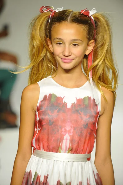 Model prochází dráhu během náhledu Alivia Simone na petite PARADE Kids Fashion Week — Stock fotografie