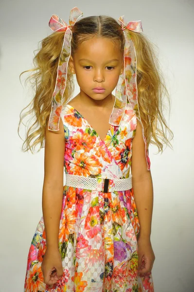 Model loopt de baan tijdens de Alivia Simone preview op petite PARADE Kids Fashion Week — Stockfoto