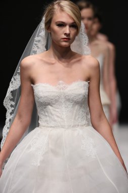 Jenny Lee sonbahar 2015 Gelin Koleksiyonu gösteri