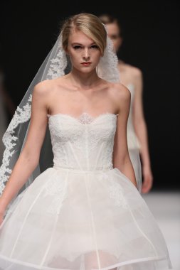 Jenny Lee sonbahar 2015 Gelin Koleksiyonu gösteri