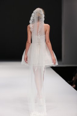 Jenny Lee sonbahar 2015 Gelin Koleksiyonu gösteri