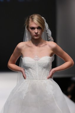 Jenny Lee sonbahar 2015 Gelin Koleksiyonu gösteri