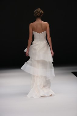 Jenny Lee sonbahar 2015 Gelin Koleksiyonu gösteri