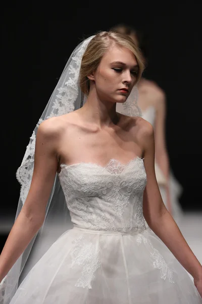 Jenny Lee hösten 2015 Bridal collection show — Stockfoto