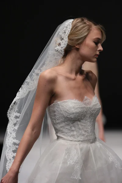 Jenny Lee Fall 2015 Bridal collection show — Stock Photo, Image