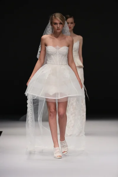 Jenny Lee Fall 2015 Bridal collection show — Stock Photo, Image