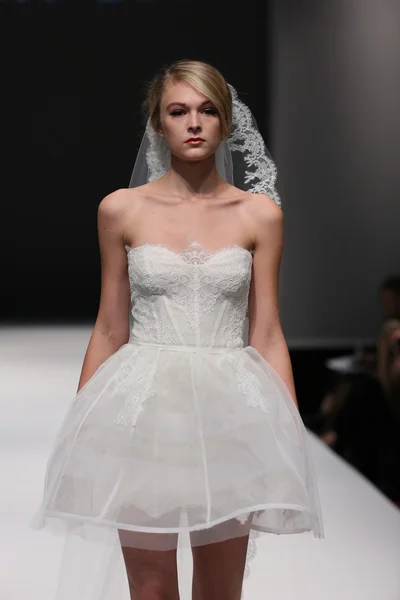 Jenny Lee Fall 2015 Bridal collection show — Stock Photo, Image