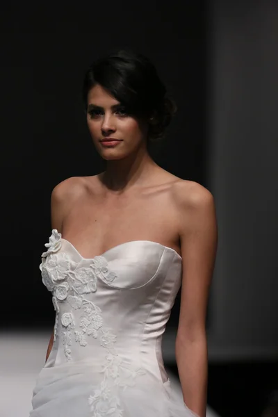 Jenny Lee Fall 2015 Bridal collection show — Stock Photo, Image