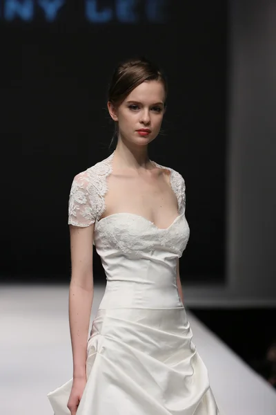 Jenny Lee Fall 2015 Bridal collection show — Stock Photo, Image