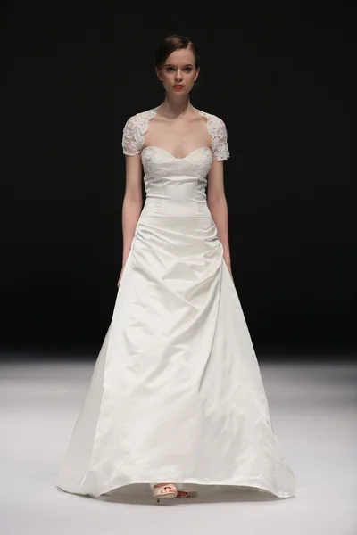 Jenny Lee Fall 2015 Bridal collection show — Stock Photo, Image