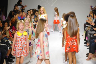 ARIA çocuk giyim önizleme petite geçit töreni çocuklar moda haftası