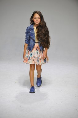 Anasai önizleme petite geçit töreni çocuklar moda haftası