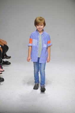 Anasai önizleme petite geçit töreni çocuklar moda haftası