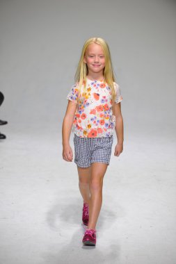 Anasai önizleme petite geçit töreni çocuklar moda haftası